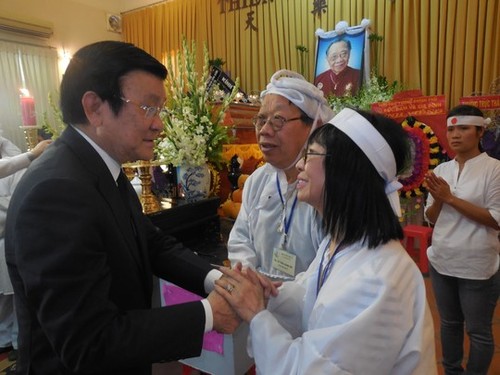 Le président de la République rend hommage au professeur Tran Van Khe - ảnh 1